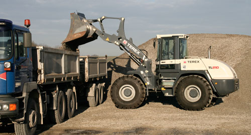 Présentant un effort de poussée inouï par rapport à la taille du godet, la TL210 de Terex constitue l'engin idéal pour travailler dans les entreprises agricoles et de recyclage de matériaux.