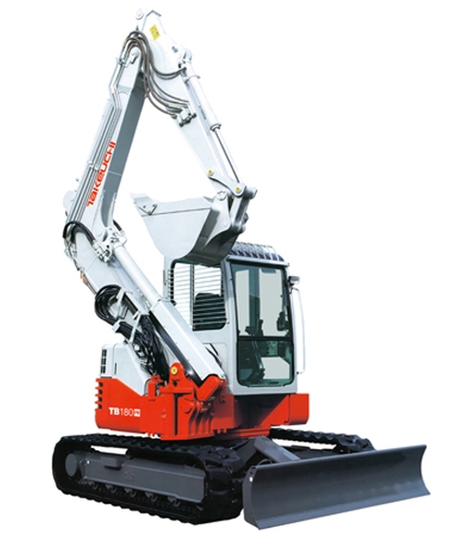 TAKEUCHI 180 FR Flèche déportable un système exclusif breveté.
Un système de déport latéral total de la flèche combiné au retour de celle-ci sur le côté de la cabine, permet à l’équipement de tourner pratiquement dans la largeur des chenilles